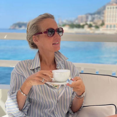 Jeg har været til tre behandlinger hos Camilla, og hver gang er det en ganske særlig oplevelse. Hun møder mig med ro og varme, og hendes professionelle og nærværende måde at arbejde på skaber en dyb følelse af balance og lethed i både krop og sind – en fornemmelse, der varer længe efter behandlingen. Jeg går altid derfra med fornyet ro, og en meget bedre kontakt til min krop. – Mille